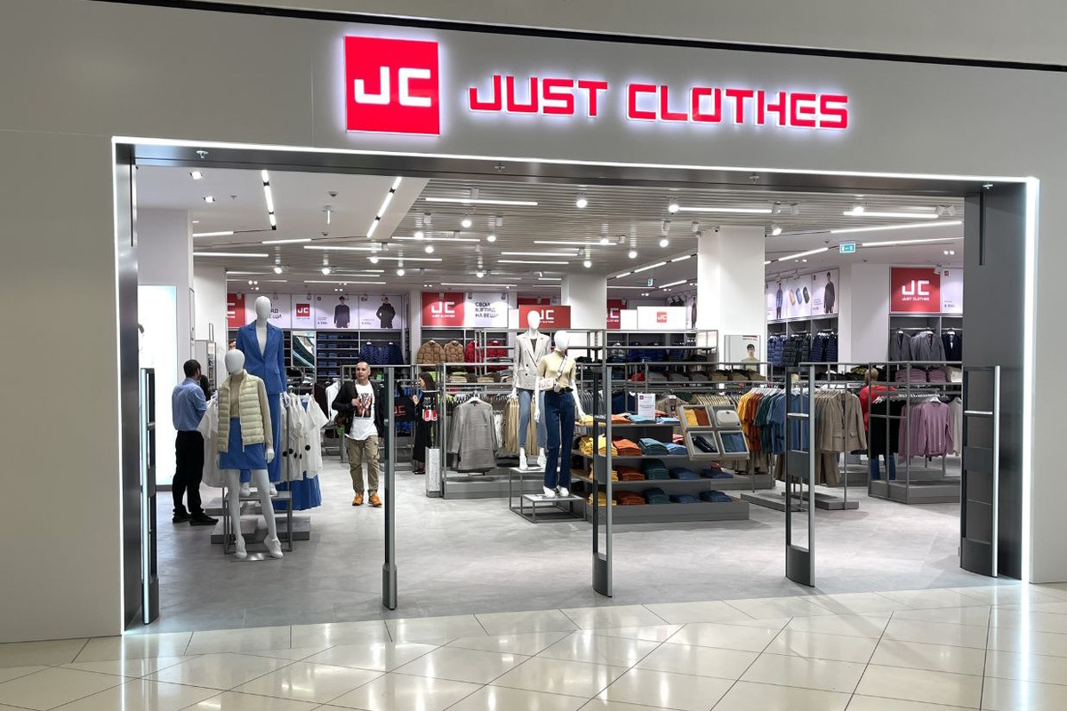 Клон Uniqlo открылся в Москве: Just Clothes в «Авиапарке» привносит  японскую моду • HypeTime